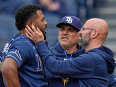 Rays tretí baseman Junior Caminero opúšťa hru po faule hrotom na čeľusť Rays tretí baseman Junior Caminero opúšťa hru po faule hrotom na čeľusť