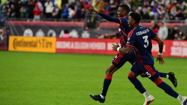 Revolúcia sa snaží zostať dokonalá doma vs. Crew
