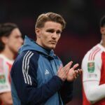 Martin Odegaard z Arsenalu tlieska fanúšikom po finálovom zápase Carabao Cupu medzi Arsenalom a Manchestrom City na štadióne Wembley 22. marca 2026 v Londýne v Anglicku