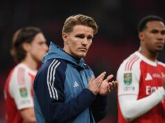 Rice, Odegaard a Saliba – správy o zranení Arsenalu a dátumy návratu pred zápasom FA Cupu v Southamptone Martin Odegaard z Arsenalu tlieska fanúšikom po finálovom zápase Carabao Cupu medzi Arsenalom a Manchestrom City na štadióne Wembley 22. marca 2026 v Londýne v Anglicku