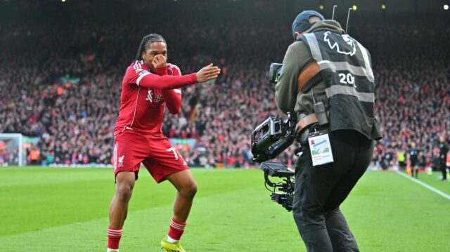 Rio Ngumoha zaznamenal úžasný úvodný gól, keď opäť zažiaril za Liverpool