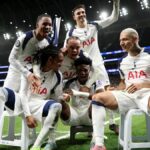 Mohammed Kudus z Tottenhamu Hotspur oslavuje so spoluhráčmi zo strelenia druhého gólu svojho tímu počas zápasu fázy MD6 Ligy majstrov UEFA 2025/26 medzi Tottenhamom Hotspur a SK Slavia Praha na štadióne Tottenham Hotspur 9. decembra 2025 v Londýne v Anglicku.