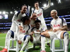 Roberto De Zerbi môže nasadiť tajnú zbraň, aby zachránil Tottenham pred zostupom z Premier League Mohammed Kudus z Tottenhamu Hotspur oslavuje so spoluhráčmi zo strelenia druhého gólu svojho tímu počas zápasu fázy MD6 Ligy majstrov UEFA 2025/26 medzi Tottenhamom Hotspur a SK Slavia Praha na štadióne Tottenham Hotspur 9. decembra 2025 v Londýne v Anglicku.