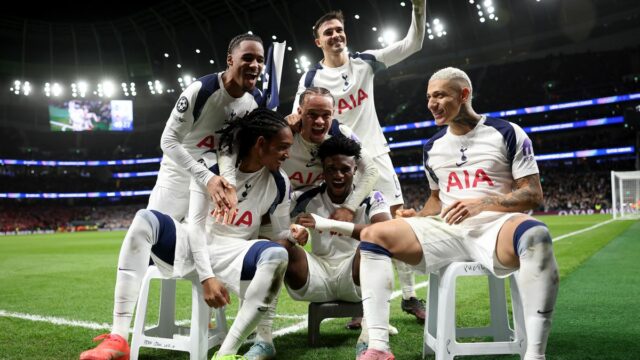 Roberto De Zerbi môže nasadiť tajnú zbraň, aby zachránil Tottenham Mohammed Kudus z Tottenhamu Hotspur oslavuje so spoluhráčmi zo strelenia druhého gólu svojho tímu počas zápasu fázy MD6 Ligy majstrov UEFA 2025/26 medzi Tottenhamom Hotspur a SK Slavia Praha na štadióne Tottenham Hotspur 9. decembra 2025 v Londýne v Anglicku.