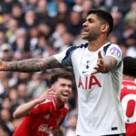 Cristian Romero z Tottenhamu Hotspur reaguje po inkasovaní druhého gólu, ktorý strelil Morgan Gibbs-White z Nottingham Forest (zakrytý) počas zápasu Premier League medzi Tottenham Hotspur a Nottingham Forest na štadióne Tottenham Hotspur 22. marca 2026 v Londýne v Anglicku.