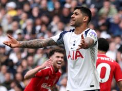 Roberto De Zerbi musí vyriešiť hlavný problém Tottenhamu, ktorý Thomas Frank a Igor Tudor nedokázali Cristian Romero z Tottenhamu Hotspur reaguje po inkasovaní druhého gólu, ktorý strelil Morgan Gibbs-White z Nottingham Forest (zakrytý) počas zápasu Premier League medzi Tottenham Hotspur a Nottingham Forest na štadióne Tottenham Hotspur 22. marca 2026 v Londýne v Anglicku.