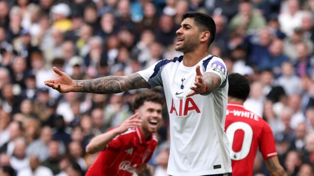 Roberto De Zerbi musí vyriešiť hlavný problém Tottenhamu, ktorý Thomas Cristian Romero z Tottenhamu Hotspur reaguje po inkasovaní druhého gólu, ktorý strelil Morgan Gibbs-White z Nottingham Forest (zakrytý) počas zápasu Premier League medzi Tottenham Hotspur a Nottingham Forest na štadióne Tottenham Hotspur 22. marca 2026 v Londýne v Anglicku.