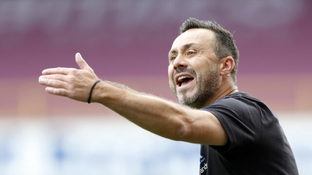 Roberto De Zerbi gestikuluje