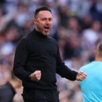 Roberto De Zerbi, manažér / hlavný tréner Tottenhamu Hotspur oslavuje, keď Pedro Porro z Tottenhamu Hotspur strelil gól na 1:0 počas zápasu Premier League medzi Tottenham Hotspur a Brighton & Hove Albion na štadióne Tottenham Hotspur 18. apríla 2026 v Londýne, Anglicko.