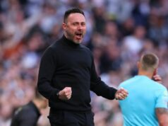 Roberto De Zerbi používa novú taktiku Tottenhamu, ktorá vydesí zostupujúcich súperov Roberto De Zerbi, manažér / hlavný tréner Tottenhamu Hotspur oslavuje, keď Pedro Porro z Tottenhamu Hotspur strelil gól na 1:0 počas zápasu Premier League medzi Tottenham Hotspur a Brighton & Hove Albion na štadióne Tottenham Hotspur 18. apríla 2026 v Londýne, Anglicko.