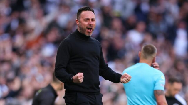 Roberto De Zerbi, manažér / hlavný tréner Tottenhamu Hotspur oslavuje, keď Pedro Porro z Tottenhamu Hotspur strelil gól na 1:0 počas zápasu Premier League medzi Tottenham Hotspur a Brighton & Hove Albion na štadióne Tottenham Hotspur 18. apríla 2026 v Londýne, Anglicko.