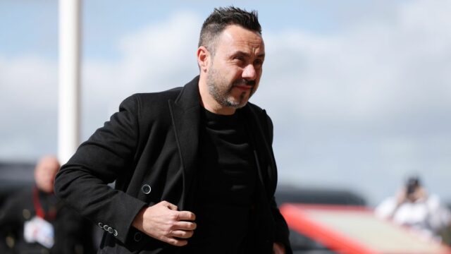 Roberto De Zerbi, manažér Tottenhamu Hotspur, prichádza na štadión pred zápasom Premier League medzi Sunderlandom a Tottenhamom Hotspur na Stadium of Light.