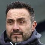 Taliansky hlavný tréner Marseille Roberto De Zerbi je na snímke pred 64. kolom Francúzskeho pohára medzi Bourg-en-Bresse (FBBP) a Olympique de Marseille (OM) na štadióne Marcel-Verchere v Bourg-en-Bresse vo východnom Francúzsku 21. decembra 2025. (Foto: Alexty Images cez MARTIN /AFP