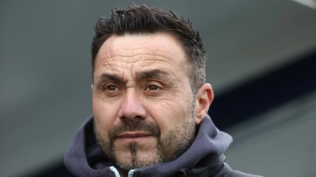 Taliansky hlavný tréner Marseille Roberto De Zerbi je na snímke pred 64. kolom Francúzskeho pohára medzi Bourg-en-Bresse (FBBP) a Olympique de Marseille (OM) na štadióne Marcel-Verchere v Bourg-en-Bresse vo východnom Francúzsku 21. decembra 2025. (Foto: Alexty Images cez MARTIN /AFP