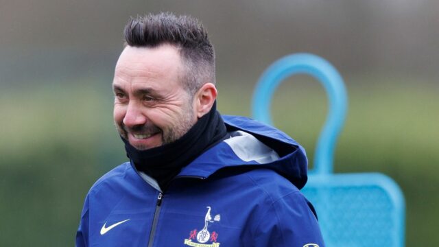 Roberto De Zerbi počas tréningu Tottenhamu Hotspur