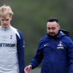 Roberto De Zerbi sa rozpráva s Lucasom Bergvallom