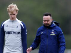 Roberto De Zerbi spôsobil okamžitý rozruch v pozitívnom znamení boja o zostup Tottenhamu Roberto De Zerbi sa rozpráva s Lucasom Bergvallom