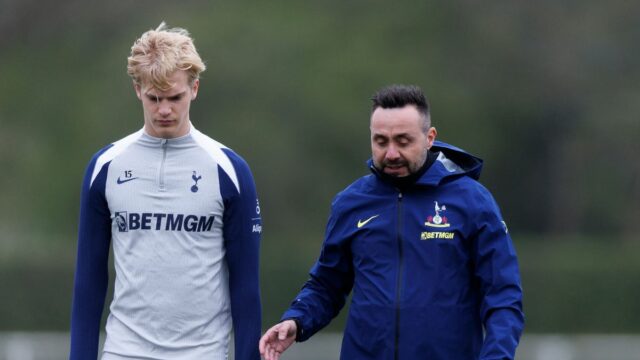 Roberto De Zerbi sa rozpráva s Lucasom Bergvallom