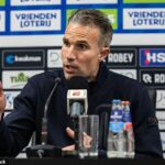 Robin van Persie čelil po nedeľnej remíze 0:0 nepriateľským skandovaniu vlastných fanúšikov