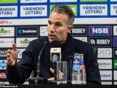 Robin van Persie zaútočil brutálnym skandovaním troch slov od zúrivých fanúšikov Feyenoordu, keď na legendu Man United narastal tlak po tom, čo Raheem Sterling & Co zápasil o remízu 0:0 s zápasníkmi o zostup. Robin van Persie čelil po nedeľnej remíze 0:0 nepriateľským skandovaniu vlastných fanúšikov