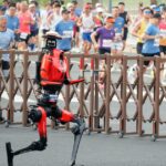 Robot menom Lightning preletí okolo ľudských bežcov, aby vytvoril polmaratónsky rekord v Pekingu