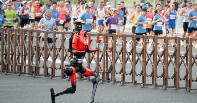 Robot menom Lightning preletí okolo ľudských bežcov, aby vytvoril polmaratónsky rekord v Pekingu
