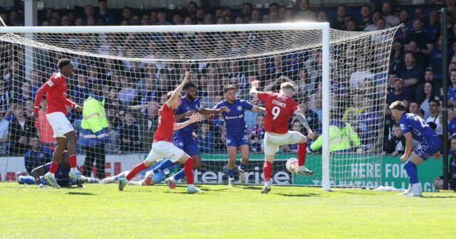 Rochdale vs York končí inváziou na ihrisku a kontroverzným gólom v 103. minúte | Futbal | Šport
