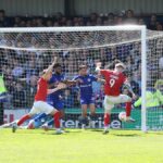 Rochdale vs York končí v dramatických scénach po inváziách na ihrisku a kontroverznom góle