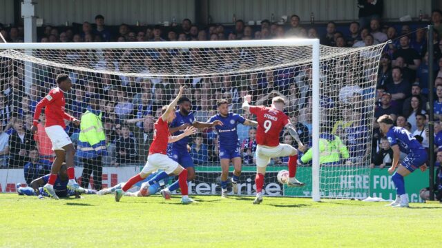 Rochdale vs York končí v dramatických scénach po inváziách na ihrisku a kontroverznom góle
