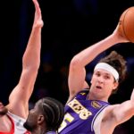 Rockets porazil Lakers pri návrate Reavesa, vynútil 6. zápas v play-off NBA | Basketbalové novinky