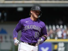 Rockies C Hunter Goodman (prst) opúšťa hru po zásahu nadhozom MLB: Houston Astros v Colorado Rockies