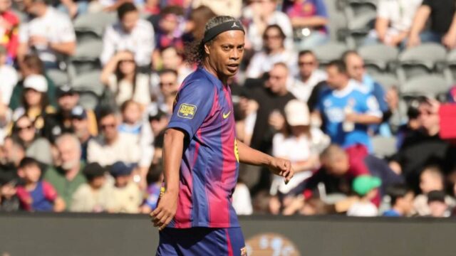 Ronaldinho prehliada Kyliana Mbappeho, 38-ročného najlepšieho hráča na svete Ronaldinho prehliada Kyliana Mbappeho, 38-ročného najlepšieho hráča na svete