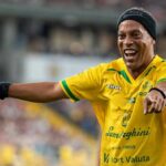 Ronaldinho hrá počas Ronaldinho Show, priateľského futbalového zápasu medzi legendami Poľska a Brazílie v poľskom Chorzowe.