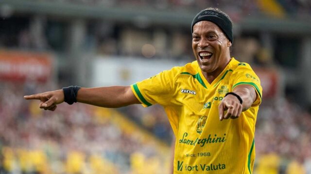 Ronaldinho hrá počas Ronaldinho Show, priateľského futbalového zápasu medzi legendami Poľska a Brazílie v poľskom Chorzowe.