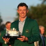 Rory McIlroy si po nedeľnom víťazstve na Masters zaistil historické druhé zelené sako