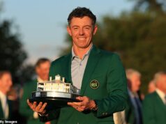 Rory McIlroy VYHRÁVA Masters! Úradujúci šampión si udržal zelenú bundu po tom, čo zdržal súperov v napínavom poslednom dni v Auguste Rory McIlroy si po nedeľnom víťazstve na Masters zaistil historické druhé zelené sako