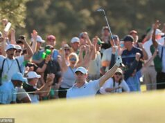 Rory McIlroy sa na Masters dostal do vedenia o šesť rán: Ohromujúce kolo je dôkazom toho, čo dokáže bez strachu, keďže obhajca titulu urobil obrovský krok smerom k ďalšej zelenej bunde. Úžasný chip-in Roryho McIlroya na 17. priečke bol jedným zo šiestich birdie na posledných siedmich jamkách.