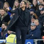 Rosenior je vyhodený z práce, keď sa zvolalo mimoriadne stretnutie po "neprijateľnej" strate Brightonu