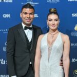 Brazílsky obranca Manchestru United Casemiro a jeho manželka pózujú pri príchode na 14. ročník udeľovania cien Globe Soccer Awards v Dubajskom zálive 19. januára 2024. (Foto: Ryan LIM / AFP) (Foto: RYAN LIM/AFP cez Getty Images)