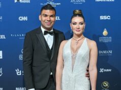 Roy Keane Casemirovej manželky kope, slzy kvôli fanúšikom Man Utd a ako ju „otravuje“ Brazílsky obranca Manchestru United Casemiro a jeho manželka pózujú pri príchode na 14. ročník udeľovania cien Globe Soccer Awards v Dubajskom zálive 19. januára 2024. (Foto: Ryan LIM / AFP) (Foto: RYAN LIM/AFP cez Getty Images)