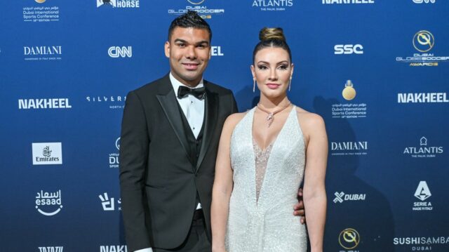 Brazílsky obranca Manchestru United Casemiro a jeho manželka pózujú pri príchode na 14. ročník udeľovania cien Globe Soccer Awards v Dubajskom zálive 19. januára 2024. (Foto: Ryan LIM / AFP) (Foto: RYAN LIM/AFP cez Getty Images)