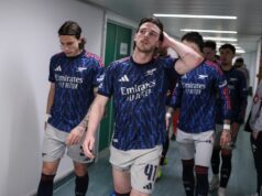 Roy Keane ukazuje prstom na Declana Ricea, keď Arsenal vystrelil varovanie pred zápasom o titul v Premier League Declan Rice z Arsenalu v tuneli v polčase počas štvrťfinálového zápasu UEFA Ligy majstrov 2025/26 medzi Sporting Clube de Portugal a Arsenal FC na Estadio Jose Alvalade 7. apríla 2026 v Lisabone, Portugalsko