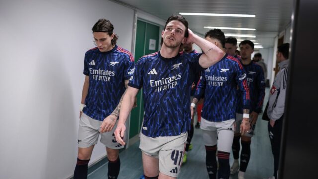 Roy Keane ukazuje prstom na Declana Ricea, keď Arsenal vystrelil Declan Rice z Arsenalu v tuneli v polčase počas štvrťfinálového zápasu UEFA Ligy majstrov 2025/26 medzi Sporting Clube de Portugal a Arsenal FC na Estadio Jose Alvalade 7. apríla 2026 v Lisabone, Portugalsko