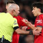 Rozhodca Paul Tierney sa rozprával s Lisandrom Martinezom po tom, čo ukázal Manchestru United brániacemu červenú kartu