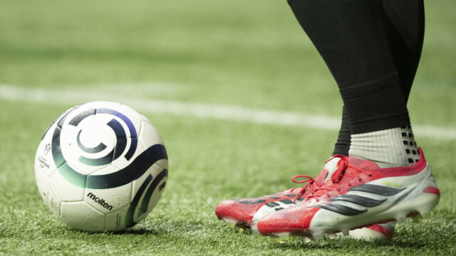 Rozhodca Manchester United vs Leeds United zapojený do ďalšej kontroverzie o červenú kartu
