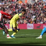 SUNDERLAND, ANGLICKO - 18. OKTÓBRA: Rozhodca Rob Jones reaguje počas zápasu Premier League medzi Sunderlandom a Wolverhampton Wanderers na štadióne Stadium of Light 18. októbra 2025 v anglickom Sunderlande. (Foto: Stu Forster/Getty Images)