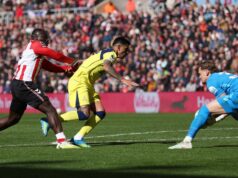 Rozhodca v strede chyby Tottenhamu teraz až PÄŤ chýb za sezónu SUNDERLAND, ANGLICKO - 18. OKTÓBRA: Rozhodca Rob Jones reaguje počas zápasu Premier League medzi Sunderlandom a Wolverhampton Wanderers na štadióne Stadium of Light 18. októbra 2025 v anglickom Sunderlande. (Foto: Stu Forster/Getty Images)