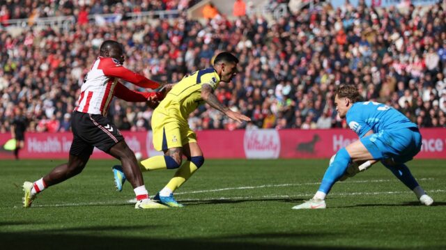 SUNDERLAND, ANGLICKO - 18. OKTÓBRA: Rozhodca Rob Jones reaguje počas zápasu Premier League medzi Sunderlandom a Wolverhampton Wanderers na štadióne Stadium of Light 18. októbra 2025 v anglickom Sunderlande. (Foto: Stu Forster/Getty Images)