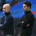 Španielsky manažér Manchestru City Pep Guardiola (vľavo) a španielsky manažér Arsenalu Mikel Arteta (vpravo) sa pozerajú z tuochline počas finálového futbalového zápasu anglického Ligového pohára medzi Arsenalom a Manchestrom City na štadióne Wembley v Londýne 22. marca 2026. (Foto: Glyn KIRK/AFP cez Getty Images) / OBMEDZENÉ NA EDIFIKÁCIU. Nepoužívajte s nepovoleným zvukom, videom, údajmi, súpiskami zápasov, logami klubov/ligy alebo „živými“ službami. Online použitie v zápase je obmedzené na 120 obrázkov. Ďalších 40 obrázkov môže byť použitých v predĺžení. Nie emulácia videa. Používanie sociálnych médií počas zápasu je obmedzené na 120 obrázkov. Ďalších 40 obrázkov môže byť použitých v predĺžení. Nepoužívajte v publikáciách o stávkach, hrách alebo publikáciách o jednotlivých kluboch/ligách/hráčoch.