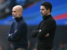 Rozhodujú predpovede Man City vs Arsenal s jednomyseľným verdiktom o titule v Premier League Španielsky manažér Manchestru City Pep Guardiola (vľavo) a španielsky manažér Arsenalu Mikel Arteta (vpravo) sa pozerajú z tuochline počas finálového futbalového zápasu anglického Ligového pohára medzi Arsenalom a Manchestrom City na štadióne Wembley v Londýne 22. marca 2026. (Foto: Glyn KIRK/AFP cez Getty Images) / OBMEDZENÉ NA EDIFIKÁCIU. Nepoužívajte s nepovoleným zvukom, videom, údajmi, súpiskami zápasov, logami klubov/ligy alebo „živými“ službami. Online použitie v zápase je obmedzené na 120 obrázkov. Ďalších 40 obrázkov môže byť použitých v predĺžení. Nie emulácia videa. Používanie sociálnych médií počas zápasu je obmedzené na 120 obrázkov. Ďalších 40 obrázkov môže byť použitých v predĺžení. Nepoužívajte v publikáciách o stávkach, hrách alebo publikáciách o jednotlivých kluboch/ligách/hráčoch.